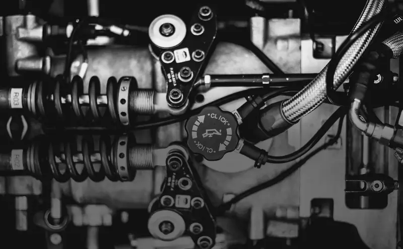 Motor und Fahrwerk im Detail, Federbeine und Leitungen