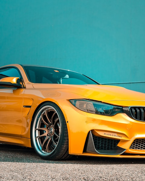 Getunter BMW M4 in Gelb, tiefergelegt auf Schmiedefelgen